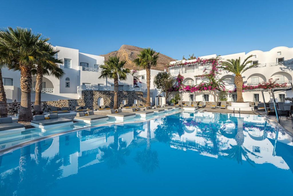 unde-ne-cazam-kamari-santorini-1