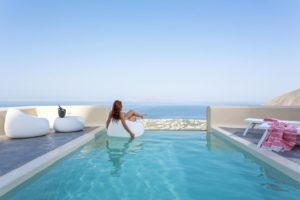 unde-ne-cazam-pyrgos-santorini-1