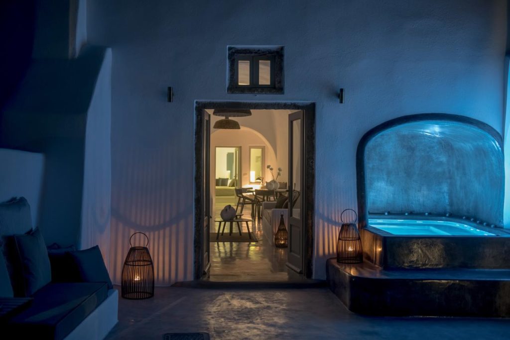 unde-ne-cazam-pyrgos-santorini-3