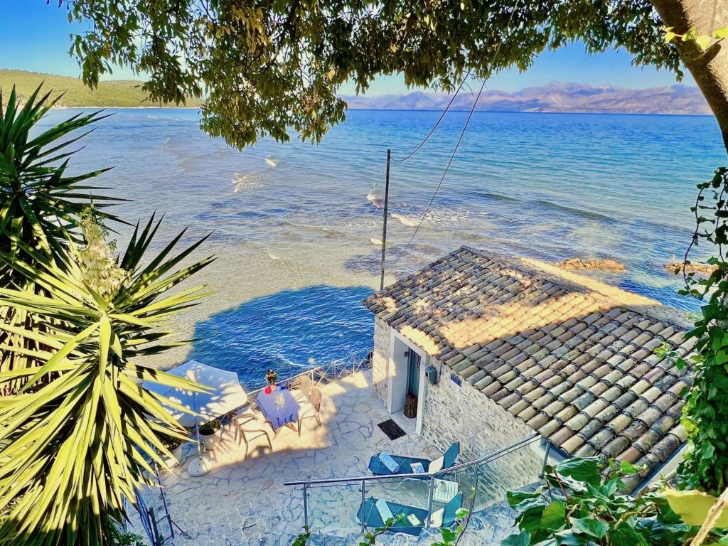 Apraos Beachfront Studio by DadoVillas2